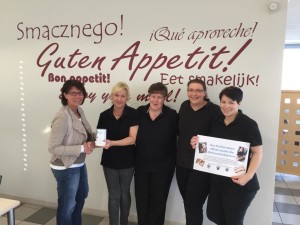 Das Team vom "Casino Essbar" überreicht die Spendendose an Ina Altenhoff (Schatzmeisterin Water for All Deutschland e. V.)